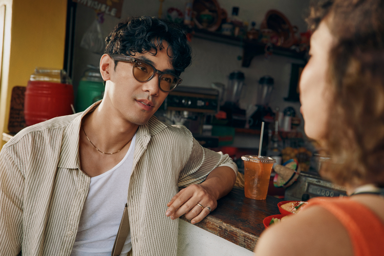 Fitur Live Translation di kacamata pintar Ray-Ban Meta memungkinkan pengguna untuk mendapatkan terjemahan percakapan secara langsung (real-time) terutama saat berkomunikasi dengan lawan bicara yang menggunakan bahasa asing.