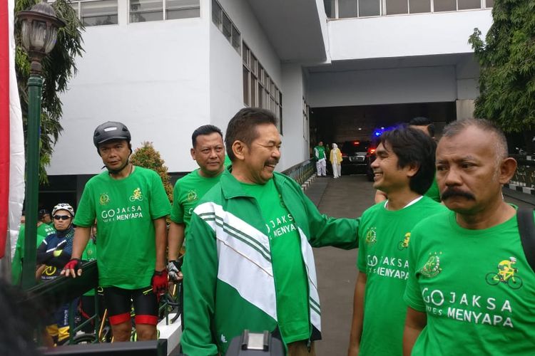 Jaksa Agung Sanitiar (ST) Burhanuddin membuka acara Gowes Jaksa Agung Menyapa, di Kompleks Kejaksaan Agung, Jakarta Selatan, Minggu (27/10/2019).