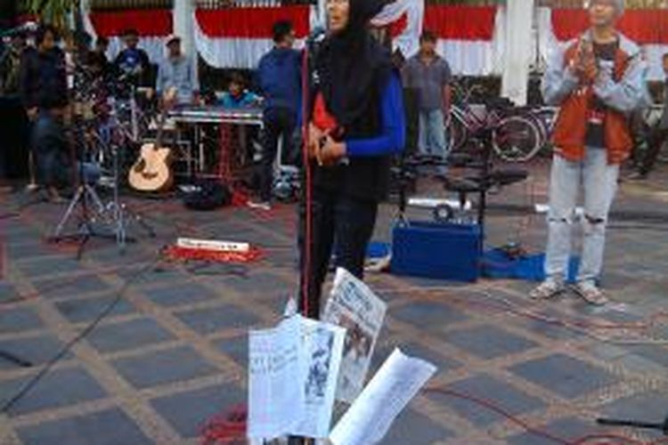 Putri pertama Wartawan Bernas Fuad Muhammad Syafruddin, Zulaikha Dita Krisna, saat berbicara di depan ratusan peserta Bike to Remember Menolak Kadaluasa Kasus Udin di depan Gedung Agung Yogyakarta, Jumat (15/8/2014).