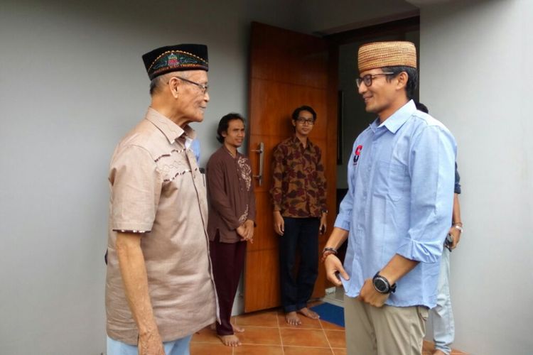 Calon wakil presiden nomor urut 02 Sandiaga Uno saat bertemu dengan Buya Syafii Maarif, Minggu (2/12/2018)