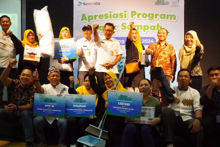 Foto bersama kader RW13 Kelurahan Grogol Utara
