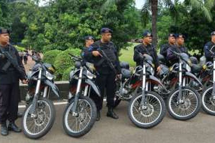 Aparat gabungan Kepolisian dan TNI memperjetat pengamanan kompleks parlemen, Senayan menyusul adanya informasi aksi demonstrasi, Jumat (25/11/2016)