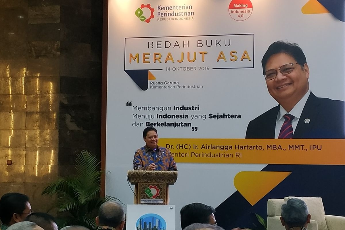 Menteri Perindustrian (Menperin), Airlangga Hartarto memberikan sambutan pada peluncuran bukunya berjudul Merajut Asa di Gedung Garuda, Kementerian Perindustrian, Jakarta Selatan, Senin (14/11/2019).
