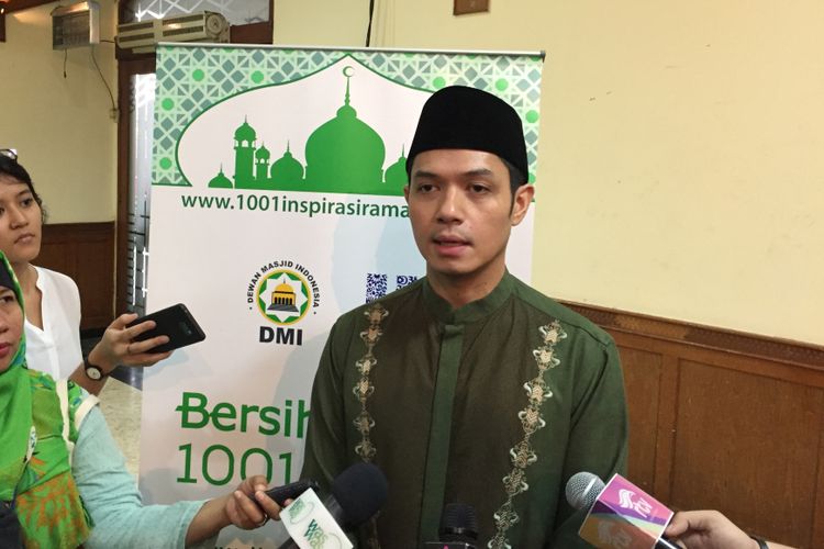 Dude Harlino ketika saat menghadiri kegiatan Bersih-bersih 1001 Masjid di Masjid Agung Sunda Kelapa, Menteng, Jakarta Pusat, Rabu (3/5/2017).