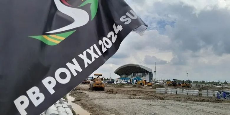 Sejumlah unit alat berat beroperasi di sekitar Stadion Madya Sumut di kompleks Sport Center Sumatera Utara, Kabupaten Deliserdang, Kamis (12/09). Proses konstruksi untuk perhelatan ajang PON XXI Aceh-Sumut masih berlangsung.