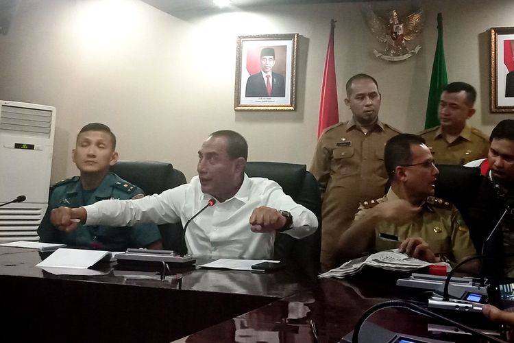 Gubernur Sumatera Utara Edy Rahmayadi menjawab pertanyaan wartawan usai memimpin rapat penanggulangan wabah Covid-19 di ruang rapat lantai delapan kantor gubernur, Senin (16/3/2020)