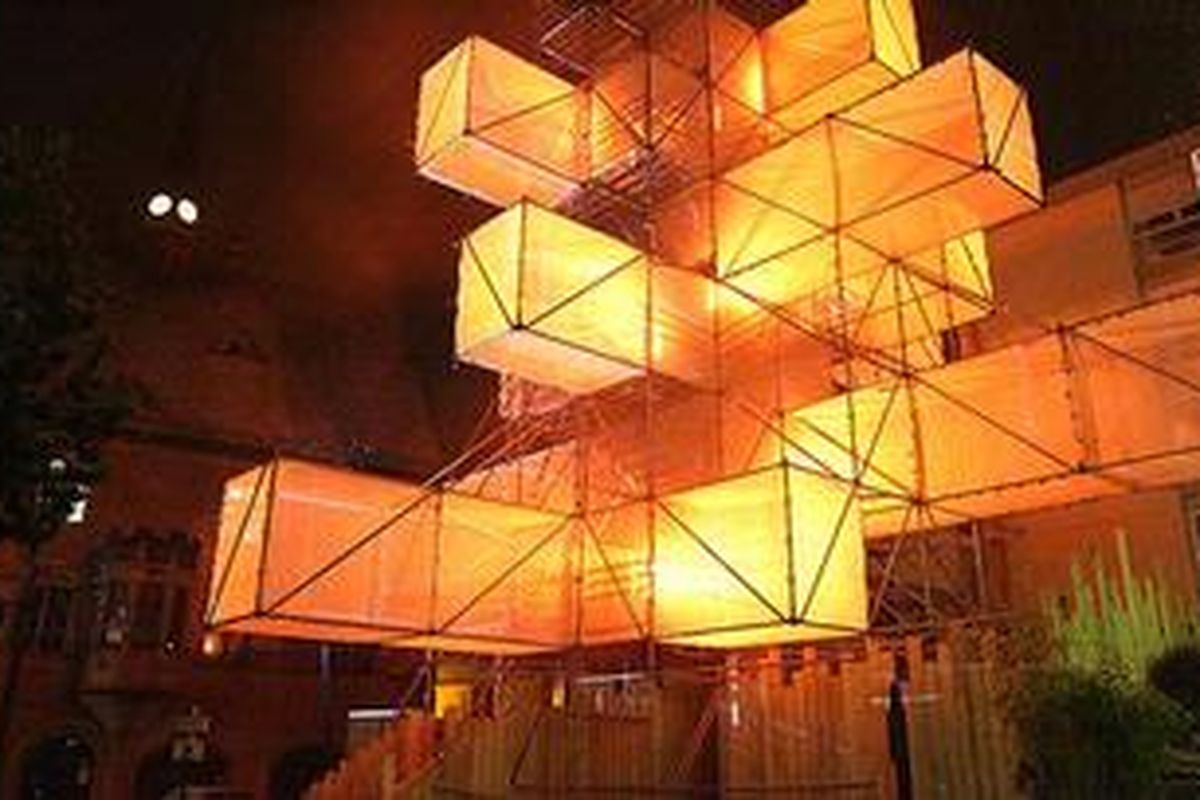 Rangkaian lampu LED ini dibuat terintegrasi dengan musik. Setiap musik berganti, lampu-lampu otomatis juga berganti warna. Selain menikmati warna-warni lampu, pengunjung yang lewat juga dapat memanjat pohon tersebut dan melihat pemandangan kota dari ketinggian 63 kaki.