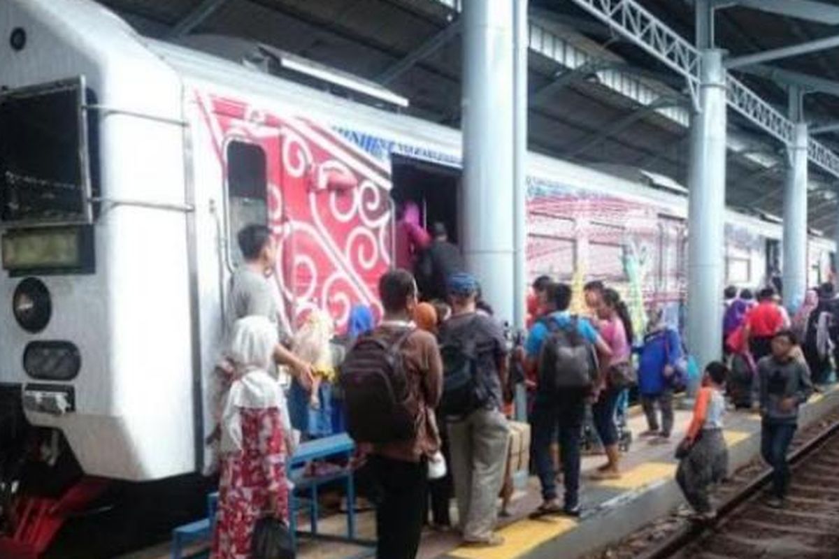 Ratusan penumpang kereta api Prambanan Ekspres (Prameks) memadati Stasiun Balapan Solo, Minggu (10/7/2016).  