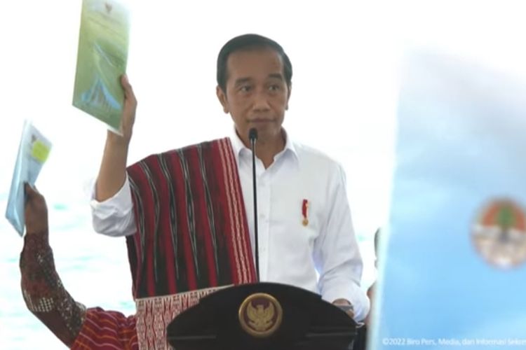 Presiden Joko Widodo saat menyerahkan Surat Keputusan (SK) Hutan Sosial dan SK Tanah Objek Reforma Agraria (TORA) kepada masyarakat di Kabupaten Humbang Hasundutan, Provinsi Sumatera Utara, pada Kamis (3/2/2022).