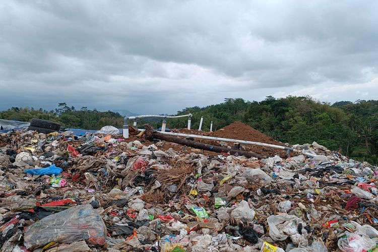 Pipa yang ditanam ke dalam sampah untuk mengambil gas metana dari sampah TPA Talangagung, Dusun Talangagung Kasin, Desa Talangagung, Kecamatan Kepanjen, Kabupaten Malang.