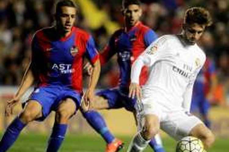 Striker muda Real Madrid, Borja Mayoral (putih), melindungi bola dari pemain Levante pada lanjutan La Liga di Stadion Ciutat de Valencia, Kamis (3/3/2016).
