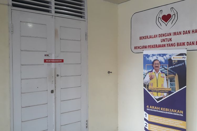 Salah satu pintu kantor Balai Besar Pelaksana Jalan Nasional (BBPJN) Satuan Kerja (Satker) Pelaksanaan Jalan Nasional Wilayah II, Provinsi Sumatera Utara disegel Komisi Pemberantasan Korupsi (KPK) di Jalan Busi Dalam, Kecamatan Medan Kota, Sabtu (28/6/2025)