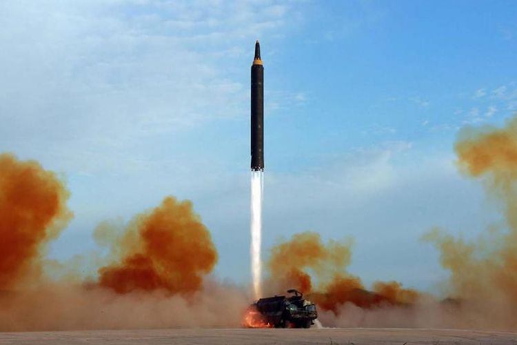 Foto dokumen memperlihatkan Korea Utara meluncurkan misil balistik jarak menengah yang diberi nama Hwasong-12.