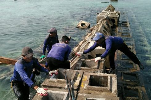 Tanggul Pulau Pramuka Roboh, Petugas Gunakan Alat Sederhana untuk Perbaiki