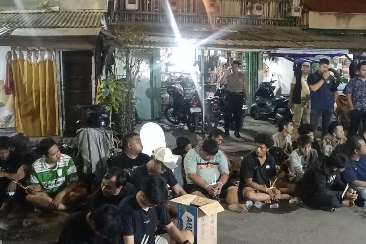 Para pelaku yang ditangkap di Kampung Narkoba, Jalan Kunti, Surabaya, Jumat (22/11/2024).