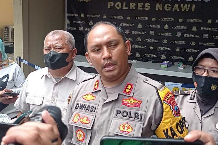 Kapolres Ngawi, AKBP Dwiasi Wiyaputer. Kepolisian Resor Ngawi berhasil mengamankan ANS pedagang pentol keliling yang nekat memperkosa kenalannya di media social. Pelaku juga merampas dompet yang berisi uang dan HP korban. *** Local Caption *** Kapolres Ngawi, AKBP Dwiasi Wiyaputer. Kepolisian Resor Ngawi berhasil mengamankan ANS pedagang pentol keliling yang nekat memperkosa kenalannya di media social. Pelaku juga merampas dompet yang berisi uang dan HP korban.