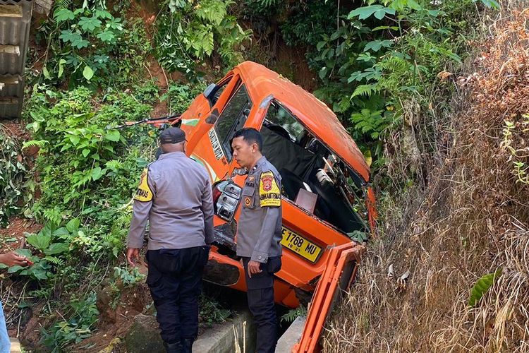 Sebuah mobil angkutan kota (Angkot) terjun ke jurnag sedalam 30 meter di Desa Soya, Kecamatan Sirimau, Kota Ambon, Maluku, Kamis pagi (16/2/2023). Dalam insiden itu sopir angkot mengalami luka-luka dan harus dilarikan ke rumah sakit