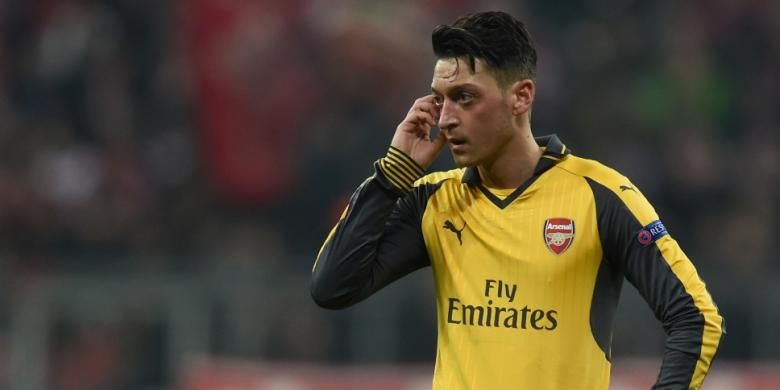 Ekspresi Mesut Oezil setelah Arsenal takluk 1-5 dari Bayern Muenchen pada partai pertama babak 16 besar Liga Champions di Allianz Arena, Rabu (15/2/2017).