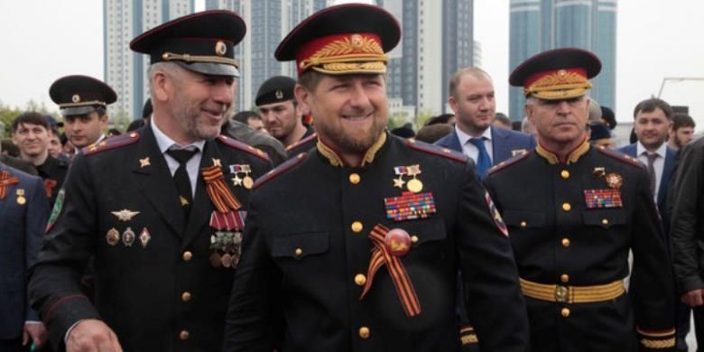 Pemimpin Chechnya Ramzan Kadyrov (tengah) dalam balutan seragam militer Rusia.
