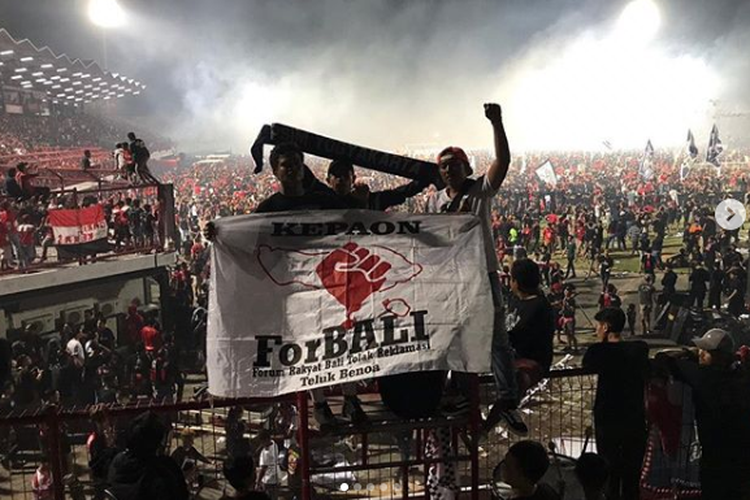 Bendera gerakan Bali Tolak Reklamasi yang dibawa saat laga pamungkas Liga 1 2019 antara Bali United vs Madura United berlangsung di Stadion I Wayan Dipta, Gianyar, Minggu (22/12/2019) malam.