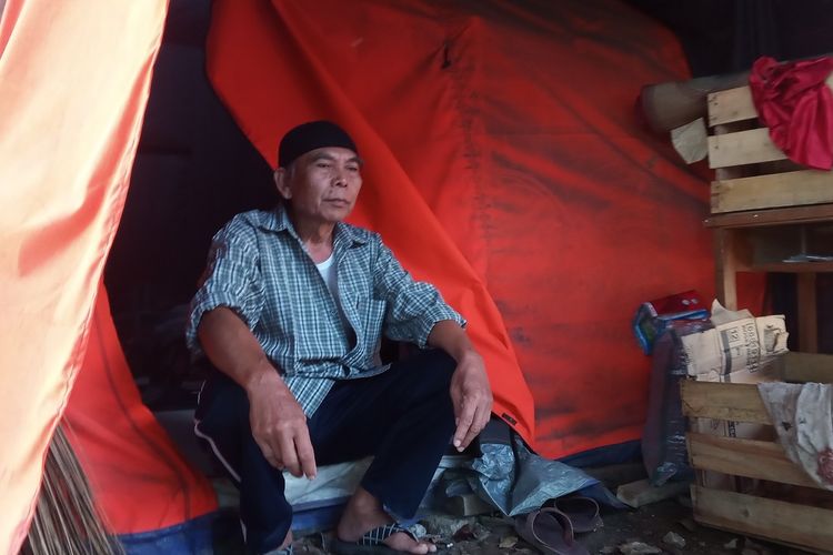 Maman, seorang warga korban gempa Cianjur, Jawa Barat masih menempati tenda darurat pasca gempa dengan magnitudo 5.6 yang menghantam wilayahnya setahun lalu