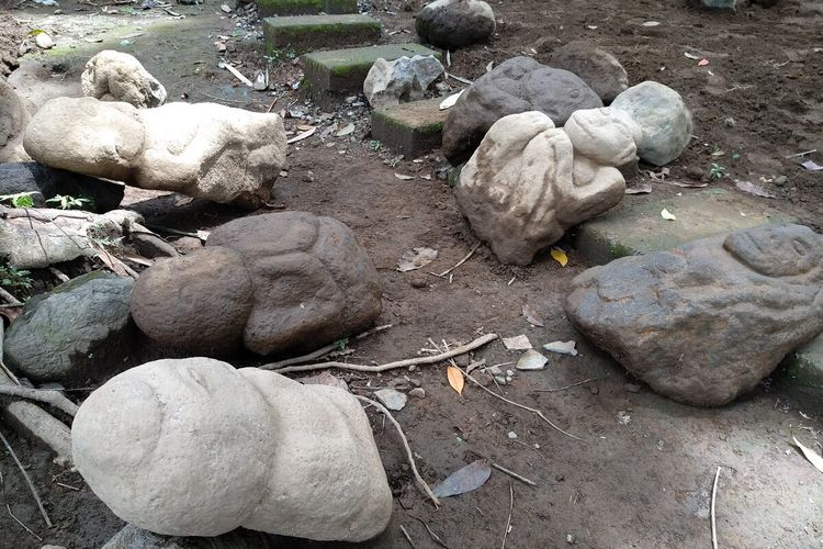 Foto-foro dugaan artefak batu patung Ganesha dan manusia kerdil ditemukan di kawasan Objek Wisata Batu Mahpar Kabupaten Tasikmalaya, Selasa (11/2/2020).