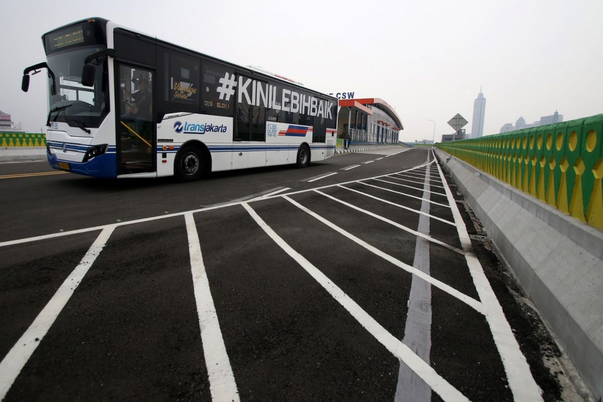 Bus Transjakarta Koridor 13 Tendean-Ciledug melintasi halte CSW saat dilakukan uji coba angkut penumpang di Jakarta, Minggu (13/8/2017). PT Transjakarta menggratiskan layanan penumpang pada uji coba Koridor 13 rute Tendean-Ciledug selama satu hari. ANTARA FOTO/Rivan Awal Lingga/aww/17.