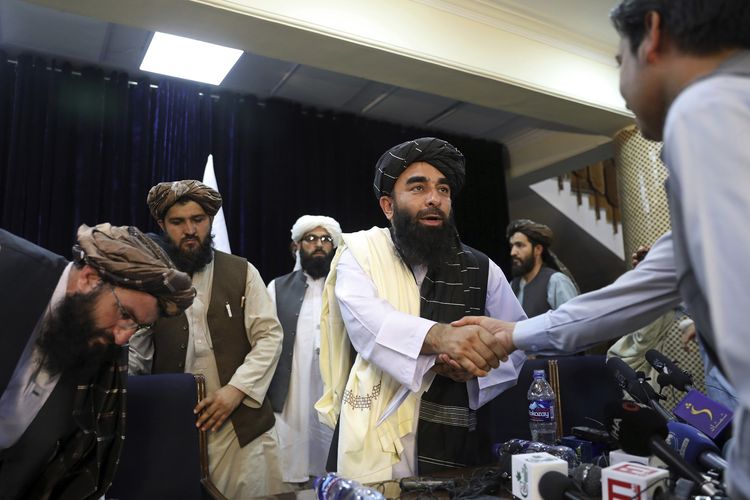 Juru bicara Taliban Zabihullah Mujahid berbicara dalam konferensi pers pertamanya di Kabul, Afghanistan, pada Selasa, 17 Agustus 2021. Dalam pernyataannya, Taliban berjanji akan menghormati hak perempuan, mengampuni yang pernah melawan mereka, hingga menjamin Afghanistan takkan menjadi markas teroris asing.
