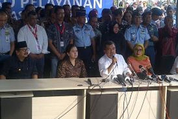 Wapres Jusuf Kalla memberikan keterangan pers di Crisis Centre Bandara Juanda.