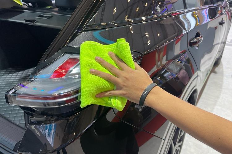 Mobil bisa selalu terlihat bersih dan kinclong berkat jasa pengelap mobil. Orang-orang ini biasa ditemui di suatu pameran dan siap siaga membersihkan mobil setelah dipegang pengunjung. 

