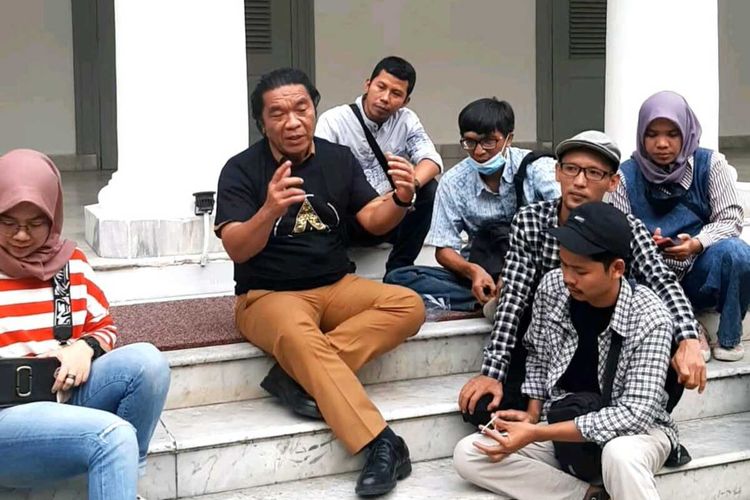 Penjabat Gubernur Banten Al Muktabar sedang mencarikan solusi terbaik untuk penyelesaian honorer di Lingkungan Pemprov Banten