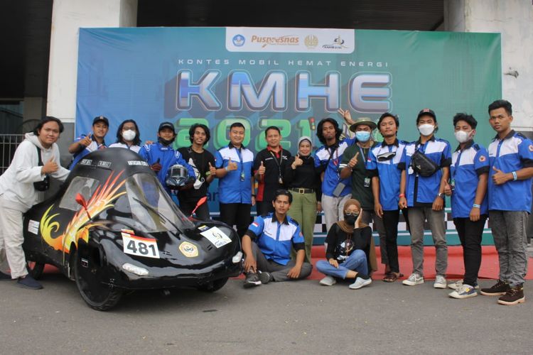 Kontes Mobil Hemat Energi (KMHE) 2021 yang digelar Puspresnas Kemendikbud Ristek telah ditutup pada Sabtu (20/11/2021) di Universitas Negeri Surabaya.