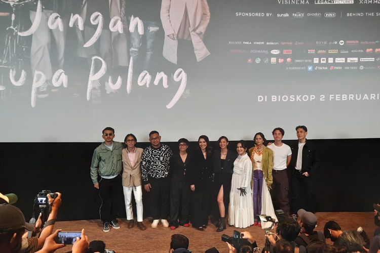 Para cast film Jalan yang Jauh Jangan Lupa Pulang dalam konferensi pers di kawasan Epicentrum, Jakarta Selatan, Kamis (26/1/2023).