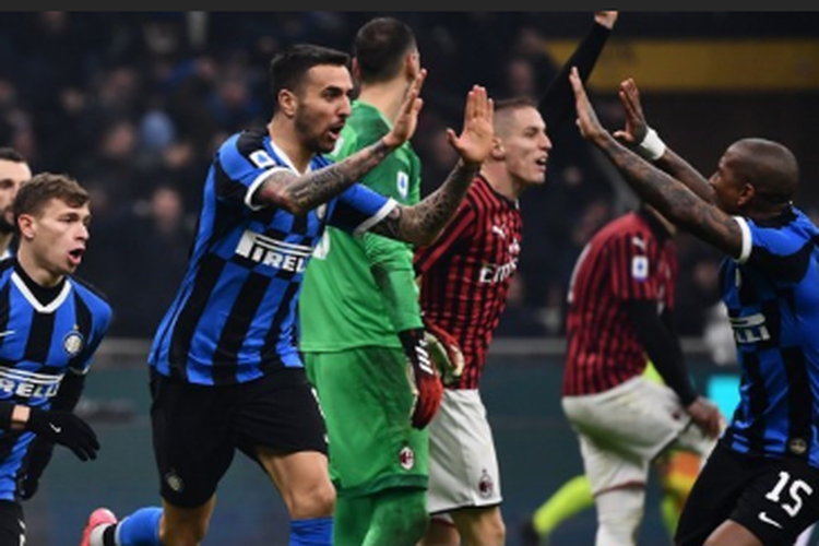 Gelandang Inter Milan, Matias Vecino (tengah) merayakan golnya ke gawang AC Milan pada laga pekan ke-23 Serie A Liga Italia di Stadion Giuseppe Meazza, San Siro, Milan, Minggu, 9 Februari 2020.