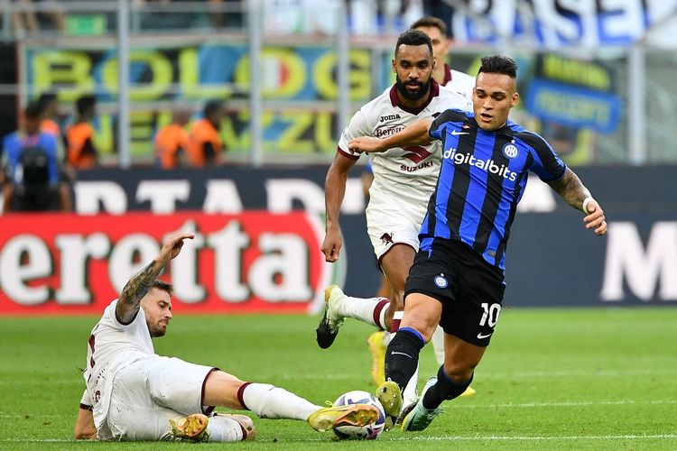 Aksi penyerang Inter Milan Lautaro Martinez saat menghindari tekel pemain Torino Simone Zaza pada lanjutan laga Liga Italia di Giuseppe Meazza, Milan, pada Sabtu (10/9/2022).