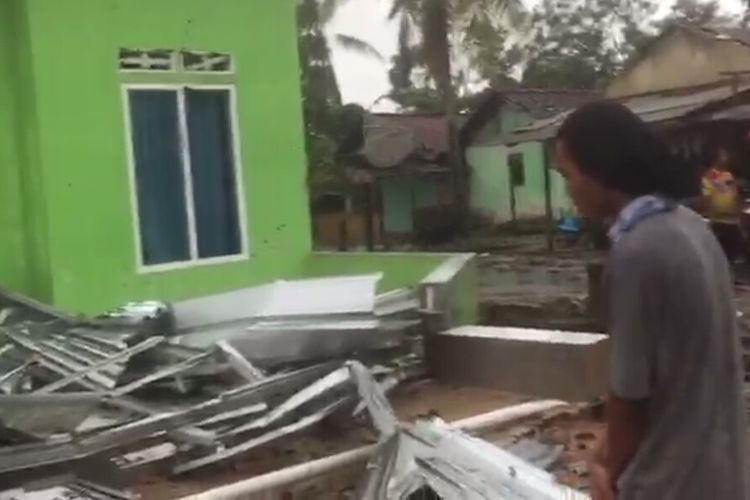 Salah satu rumah di Tulang Bawang yang hancur dihantam angin puting beliung, Rabu (20/5/2020). (FOTO: tangkapan layar video)