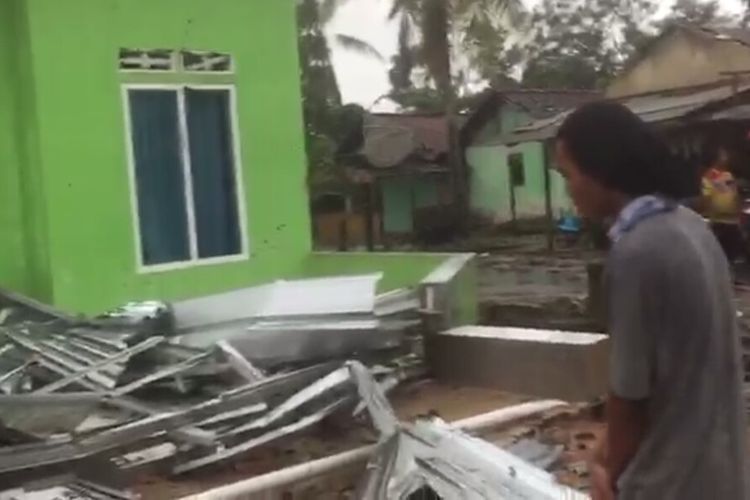 Salah satu rumah di Tulang Bawang yang hancur dihantam angin puting beliung, Rabu (20/5/2020). (FOTO: tangkapan layar video)
