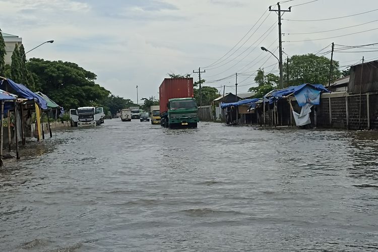 Jalan Terminal Terboyo Semarang, Jawa Tengah (Jateng) masih terendam banjir. Senin (18/3/2024). 
