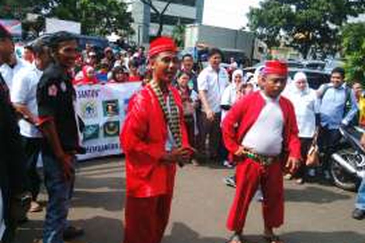 Puluhan relawan bakal calon gubernur DKI Jakarta  Yusril Ihza Mahendra mendatangi kantor Dewan Pimpinan Daerah (DPD) Partai Demokrat di Jalan Pemuda, Pulogadung, Jakarta Timur, Senin (11/4/2016).