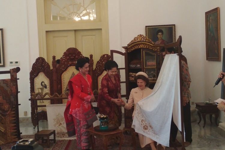 Ibu Negara Iriana Jokowi mengajak Ratu Swedia Silvia membatik di Istana Bogor, Senin (22/5/2017).