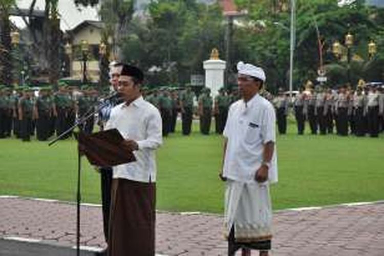 Pembacaan ikrar damai dalam upacara kebhinekaan di lapangan Gedung Negara Grahadi Surabaya, Selasa (15/11/2016).