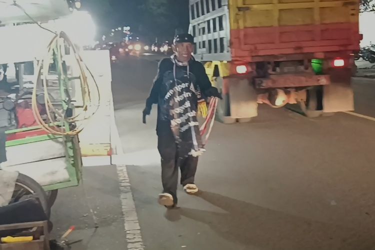 Kusno Hadi (74) warga Jalan Janti Selatan, Kecamatan Sukun melakukan aksi jalan mundur dari Balai Kota Malang ke Stadion Kanjuruhan, Rabu (9/11/2022) sebagai bentuk belasungkawa atas tragedi Kanjuruhan.