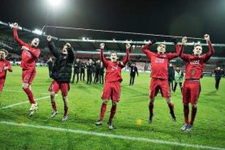 Klub Denmark, Midtjylland, merayakan keberhasilan lolos dari fase grup Liga Europa, Kamis (10/12/2015). 