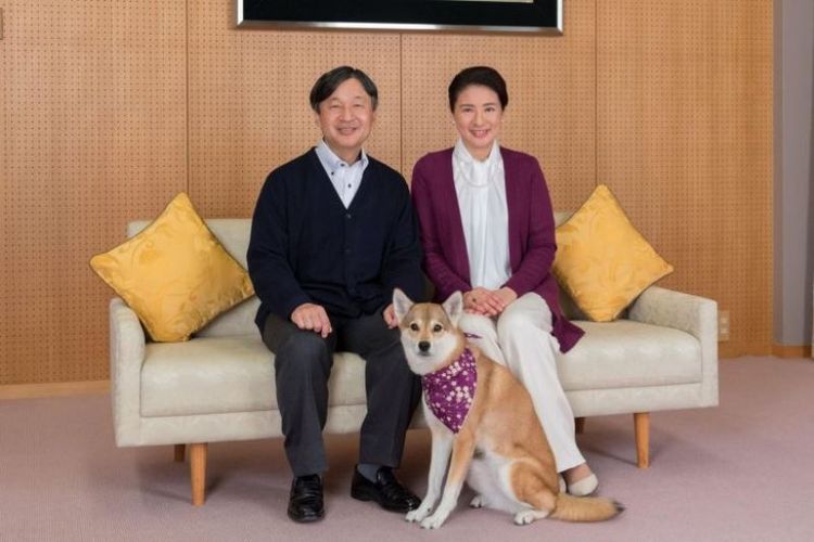 Putri Mahkota Jepang Masako (kanan) dan suaminya Putra Mahkota Naruhito (kiri) berpose dengan anjing peliharaan mereka, Yuri, di Istana Togu di Tokyo. Foto ini diambil pada 4 Desember 2018. (AFP/Badan Rumah Tangga Kekaisaran Jepang)