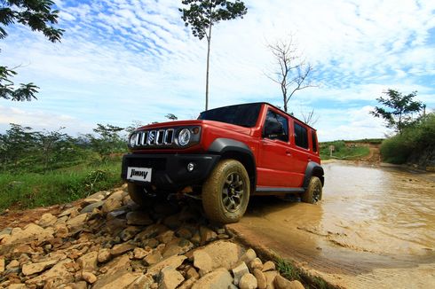 Uji Kemampuan Suzuki Jimny 5 Pintu di Lintasan Off Road