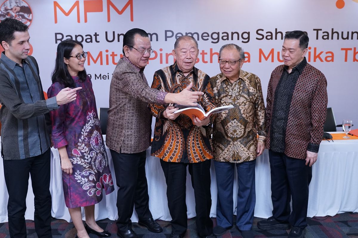 Direksi PT Mitra Pinasthika Mustika Tbk (MPMX) dalam Rapat Umum Pemegang Saham Tahunan (RUPST) di Jakarta, Selasa (28/5/2024). 