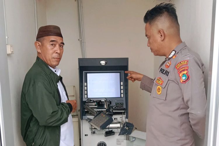Petugas saat memeriksa ATM BRI yang rusak bekas dihajar perampok di SPBU Kampak, Pangkalpinang, Senin (19/6/2023).
