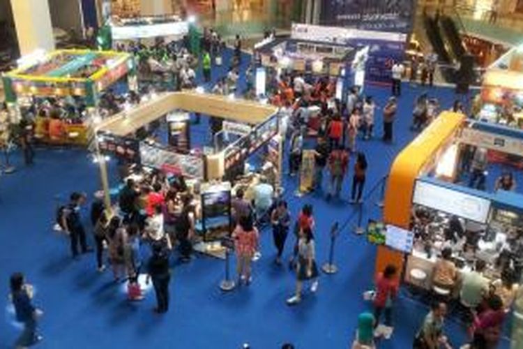 Pengunjung yang memadati booth-booth agen perjalanan pada acara Singapore Airlines-BCA Travel Fair 2015 di Gandaria City, Jumat (8/5/2015).