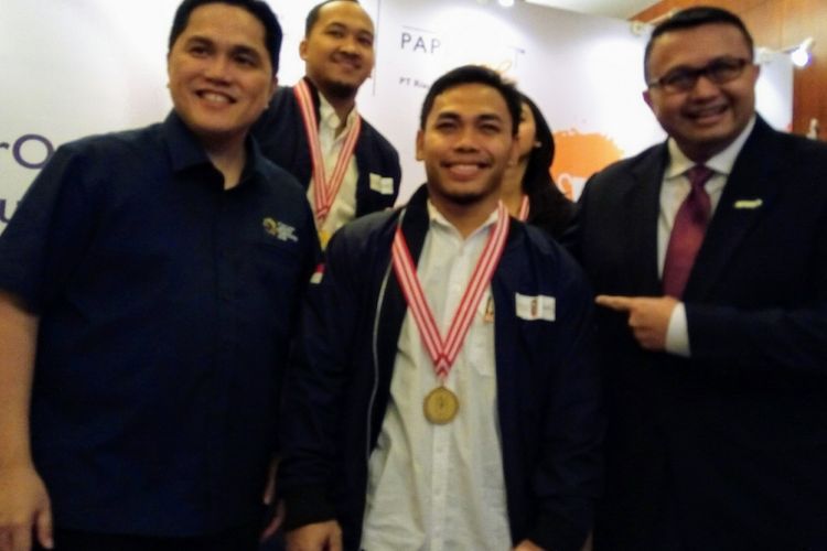 Dari kiri ke kanan bagian depan berfoto Ketua Umum Komite Olimpiade Indonesia (KOI) Erick Thohir, atlet nasional angkat besi Eko Yuli Irawan, dan Corporate Affairs Director Grup APRIL Agung Laksamana. Di bagian belakang dari kiri ke kanan atlet nasional bola basket Arki Dikania Wisnu, atlet nasional bola voli Pungky Afriecia, dan Head of Tanoto Foundation Executive Board Sihol Aritonang berpose saat pemberian bantuan dana dari APRIL Grup kepada KOI, Selasa (22/5/2018) di Jakarta.