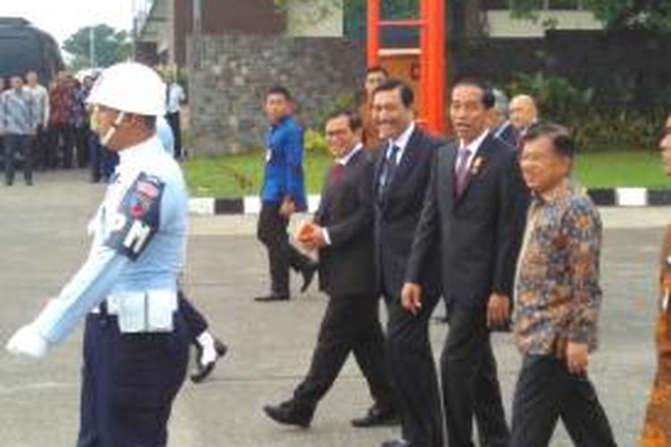 Presiden Joko Widodo didampingi Wakil Presiden Jusuf Kalla dan sejumlah menteri saat hendak bertolak ke Paris untuk menghadiri KonferensinPerubahan Iklim, Minggu (29/11/2015) pagi.